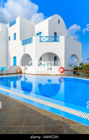 Piscine extérieure et d'appartements de style grec typique à Imerovigli village sur l'île de Santorin, Grèce Banque D'Images