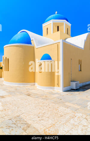 L'église grecque typique dans le village d''Oia sur l'île de Santorin, Grèce Banque D'Images