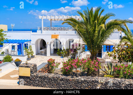 Taverne grecque traditionnelle dans le village d''Oia sur l'île de Santorin, Grèce Banque D'Images