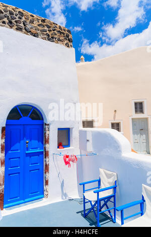 Le village d''OIA, Santorini Island - 24 MAI 2016 : Maillot de séchage sur terrasse ensoleillée de grec typique maison à Oia sur l'île de S Banque D'Images