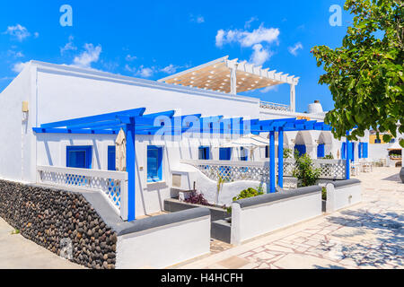 Appartements de vacances typique construit en style grec à Oia sur l'île de Santorini, Cyclades, Grèce Banque D'Images