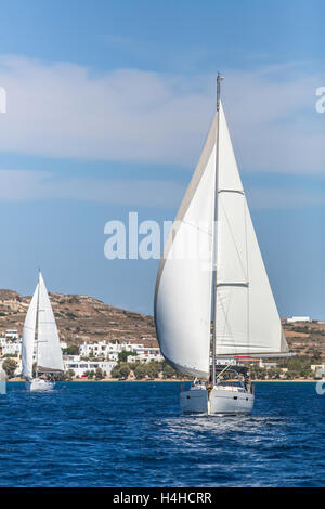 Régate de voile entre les îles grecques de la Mer Egée. Banque D'Images