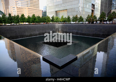 La piscine commémoratif du 11 septembre, la partie basse de Manhattan, New York, USA Banque D'Images