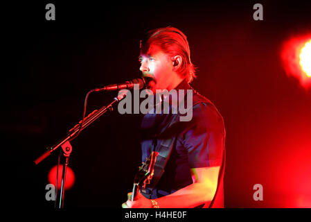 Barcelone - le 28 mai : Interpol (alternative d'indie rock originaire de New York) le rendement au Primavera Sound Festival 2015. Banque D'Images