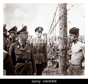 CAMP DE prisonniers de guerre DE HIMMLER le leader nazi allemand Heinrich Himmler en uniforme inspecte un camp de prisonniers de guerre de la seconde Guerre mondiale à Minsk en Russie des années 1940 Banque D'Images