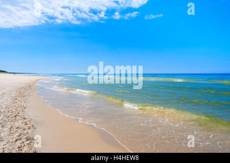 Plage de sable dans la mer Baltique, la ville de Leba, Pologne Banque D'Images