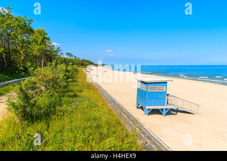 Lifeguard bleu booth sur une plage de sable, à Jastrzebia Gora, mer Baltique, Pologne Banque D'Images