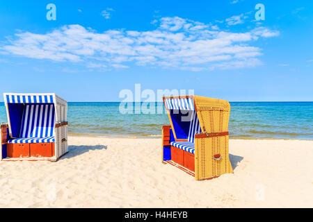 Chaises en rotin coloré sur la plage de sable de Jurata, mer Baltique, Pologne Banque D'Images