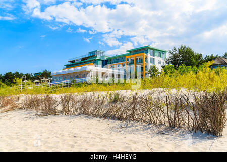 Plage de JURATA, POLOGNE - JUN 21, 2016 : le point de vue de l'hôtel de luxe "' situé à Bryza Jurata plage en ville sur la péninsule de Hel. Pe riches Banque D'Images