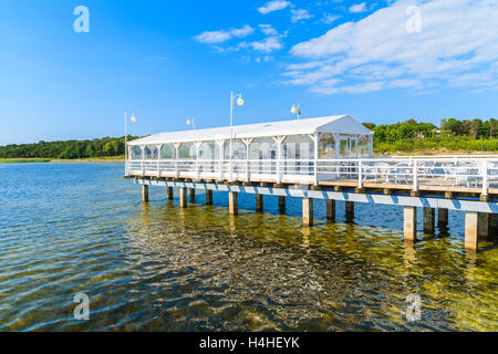 Un bâtiment blanc sur la jetée de Jurata restaurant sur la mer Baltique, péninsule de Hel, Pologne Banque D'Images