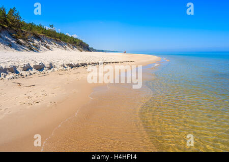 Plage de sable à Lubiatowo village côtier, mer Baltique, Pologne Banque D'Images