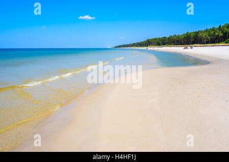 Les vagues de la mer sur la plage de sable de Lubiatowo village côtier, mer Baltique, Pologne Banque D'Images