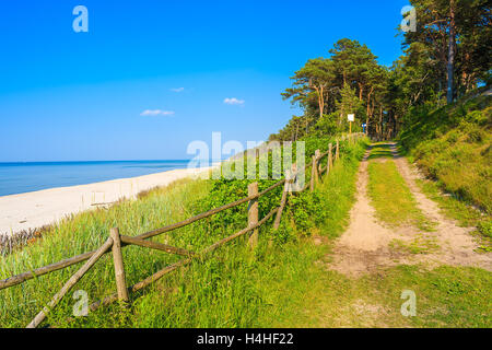Chemin de la forêt à la belle plage de sable en Lubiatowo village côtier, mer Baltique, Pologne Banque D'Images
