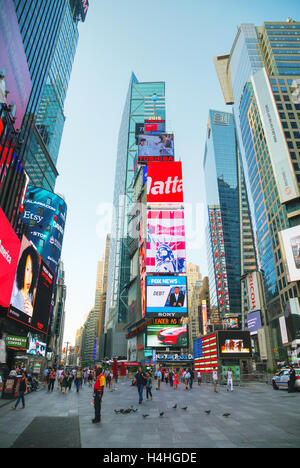 NEW YORK - 04 SEPTEMBRE : Times square avec les gens le matin le 4 octobre 2015 à New York. Banque D'Images