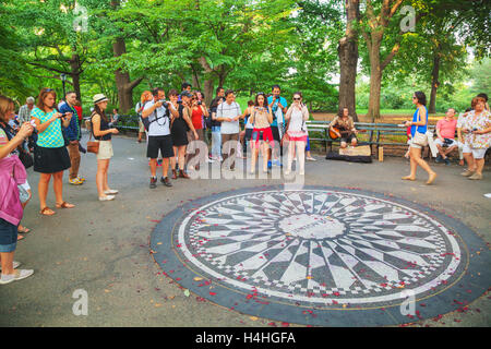 NEW YORK - 05 SEPTEMBRE : Strawberry Fields memorial avec les gens dans le Parc Central, le 5 septembre 2015 à New York. Banque D'Images
