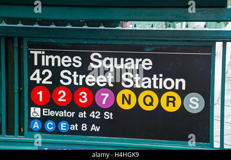 NEW YORK - 4 SEPTEMBRE : Times Square et la 42e rue subway sign le 4 septembre 2015 à New York. Banque D'Images