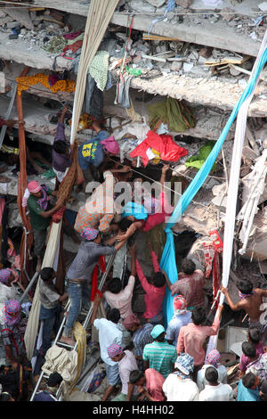 Les travailleurs et les bénévoles de sauvetage recherche par part pour les victimes parmi les décombres de l'immeuble Rana Plaza s'est effondré à Savar, Dhaka Banque D'Images