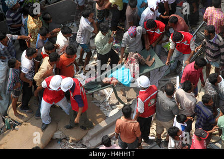 Les travailleurs et les bénévoles de sauvetage recherche par part pour les victimes parmi les décombres de l'immeuble Rana Plaza s'est effondré à Savar, Dhaka Banque D'Images
