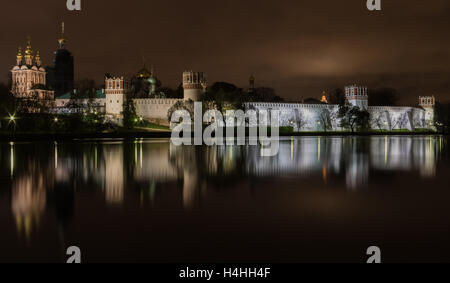 Vue de nuit allumé couvent Novodievitchi de Notre-Dame de Smolensk se reflète dans l'eau de l'étang le plus proche. Moscou, Russie Banque D'Images