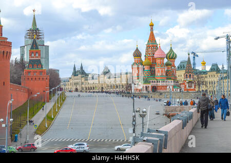 Moscou, Russie, avril, 04, 2015 : la Place Rouge et la cathédrale Saint-Basile à Moscou. Les gens peuvent être vu autour. Banque D'Images