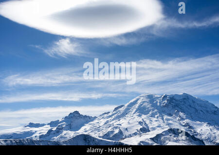 Parc national de Mount Rainier, Washington : un nuage lenticulaire papier sur le sommet du Mont Rainier comme un système météo d'automne m Banque D'Images