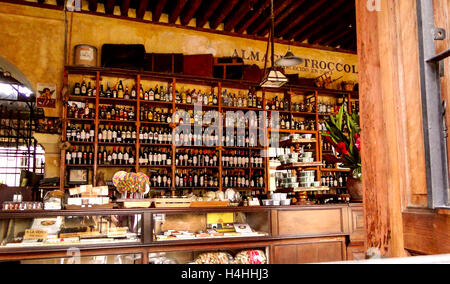 Antigua, Guatemala - 16 juin 2011 : des bouteilles de vin et d'alcool à la barre à Almacen Troccoli à Antigua, au Guatemala. E Banque D'Images