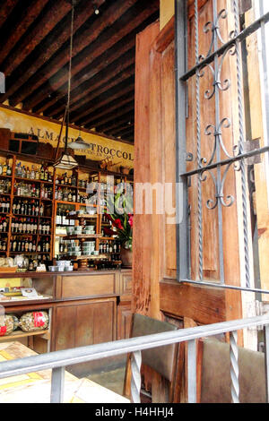 Antigua, Guatemala - 16 juin 2011 : des bouteilles de vin et d'alcool à la barre à Almacen Troccoli à Antigua, au Guatemala. E Banque D'Images