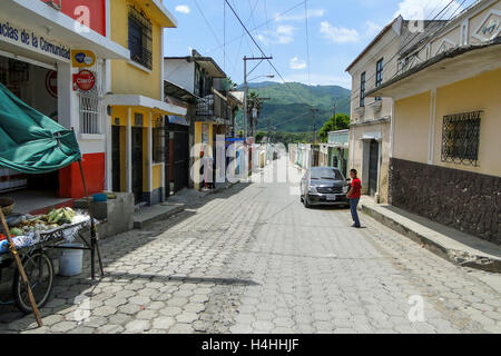 Antigua, Guatemala - 16 juin 2011 : des rues pavées d'Antigua, Guatemala en été avec un ciel bleu au-dessus. Usage éditorial onl Banque D'Images
