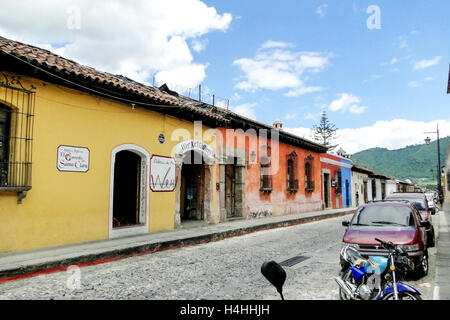 Antigua, Guatemala - 16 juin 2011 : des rues pavées d'Antigua, Guatemala en été avec un ciel bleu au-dessus. Usage éditorial onl Banque D'Images