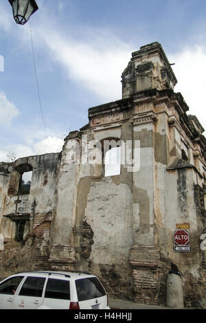 Antigua, Guatemala - 16 juin 2011 : des rues pavées d'Antigua, Guatemala avec les ruines le long de la côte en été avec un lecteur blu Banque D'Images