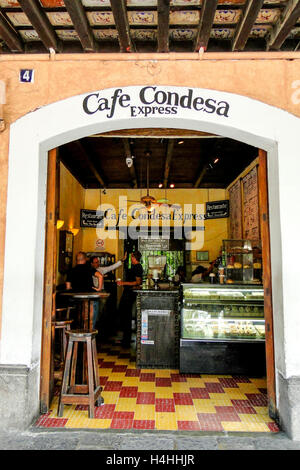 Antigua, Guatemala - 16 juin 2011 : l'entrée du restaurant Café Condesa à Antigua, Guatemala. Usage éditorial uniquement. Banque D'Images
