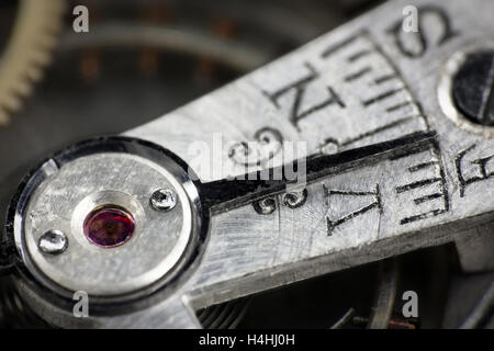 Montre de poche Vintage ternie rapide ou lente, avant/arrière, pressé ou à la fin de l'indicateur de couleur argent très close up Banque D'Images