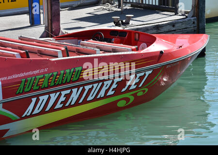 Jet d'eau rouge powered by speed boat accostera au quai dans le centre-ville d'Auckland. Banque D'Images