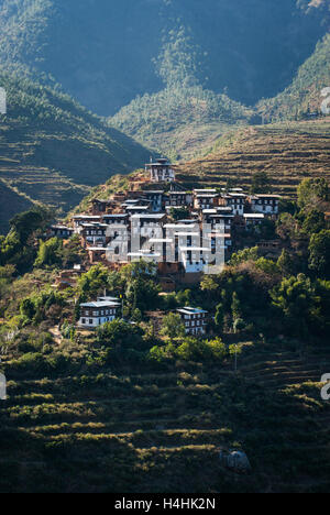 Village traditionnel de Rinchengang sur une colline en terrasses avec des rizières en face de Wangdue Phodrang (Wangdi), Bhoutan Banque D'Images