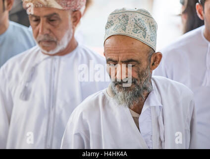 Niawa, Oman, October 13th, 2016 : l'homme omanais à Nizwa marché chèvre Banque D'Images