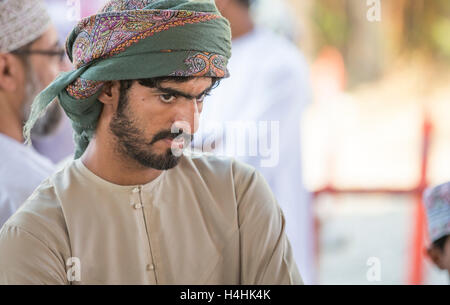 Niawa, Oman, October 13th, 2016 : l'homme omanais à Nizwa marché chèvre Banque D'Images