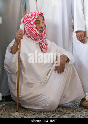 Niawa, Oman, October 13th, 2016 : Vieil homme sur un marché de chèvre Banque D'Images