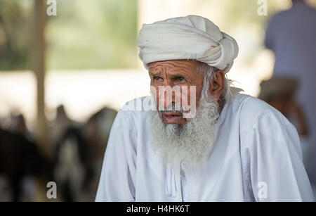 Nizwa, Oman, octobre 13th, 2016 : l'homme omanais à Nizwa marché chèvre Banque D'Images