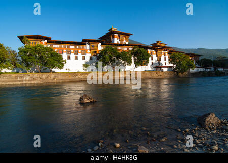 Vue sur rivière à Punakha Dzong, une immense forteresse monastère et bâtiment administratif au Bhoutan Banque D'Images