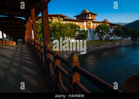 Punakha Dzong, un énorme monastère forteresse riverside et bâtiment administratif au Bhoutan Banque D'Images