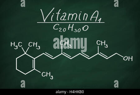 Modèle structural de la vitamine A1 (rétinol) sur le tableau noir. Banque D'Images