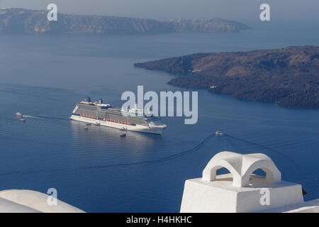 Un paquebot de croisière à Caldera de Santorin Banque D'Images