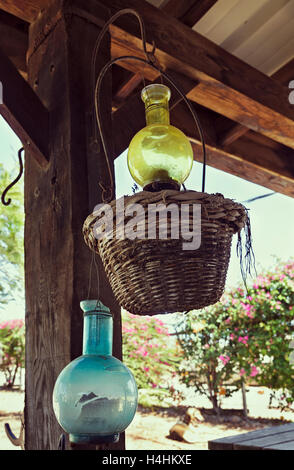 Les chandeliers en verre Panier et on a wooden post Banque D'Images