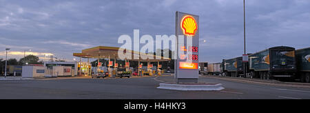 Station-service Shell, services Keele M6, West Midlands, England, UK au crépuscule - panorama Banque D'Images