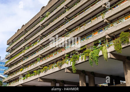 Terrasses au bord du lac de Barbican Complex - Londres, Angleterre Banque D'Images