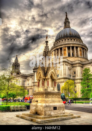 Vue de la Cathédrale St Paul à Londres - Angleterre Banque D'Images