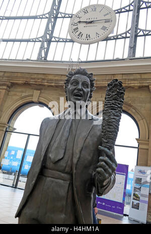 Ken Dodd,Statue,Liverpool Lime Street Station Ferroviaire,Angleterre,UK Banque D'Images