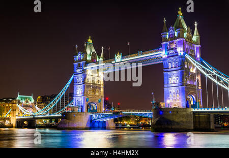 L'éclairage de nuit de Tower Bridge à Londres - Angleterre Banque D'Images