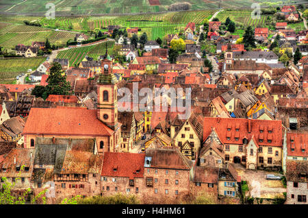 Vue de village de Riquewihr en Alsace, France Banque D'Images