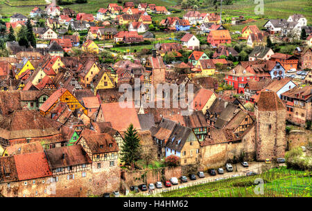 Vue de village de Riquewihr en Alsace, France Banque D'Images